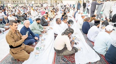 السُّفرة الرمضانية في المسجد النبوي.. أصالةٌ متجذرة وعراقةٌ ممتدة
