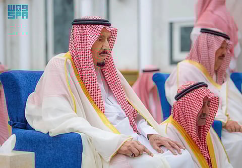 خادم الحرمين الشريفين يؤدي صلاة عيد الفطر في قصر السلام بجدة