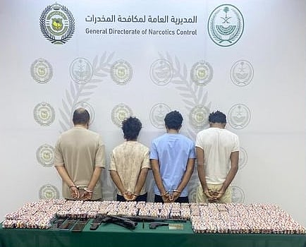 القبض على 4 مخالفين لترويجهم 56,119 قرصًا خاضعًا لتنظيم التداول الطبي بجازان