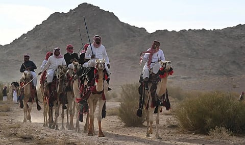 "الهجانة" يحيون تقاليد العيد في بادية تبوك على أنغام الهجيني