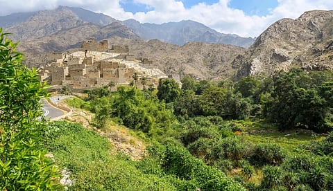 هيئة التراث تنفذ مبادرة استقبال ومعايدة زوار قرية ذي عين التراثية