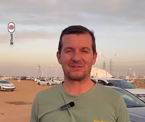 سائح فرنسي يتعرف على تقاليد القهوة السعودية