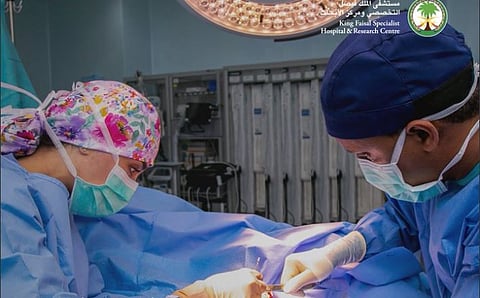 لأول مرة في المملكة.. «التخصصي» يعالج انسداد الشرايين الطرفية بتقنية مبتكرة تعيد تدفق الدم دون جراحة