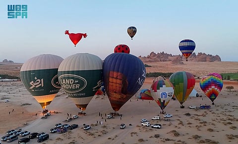 مناطيد العُلا.. رحلات تحلق بين الطبيعة والتراث