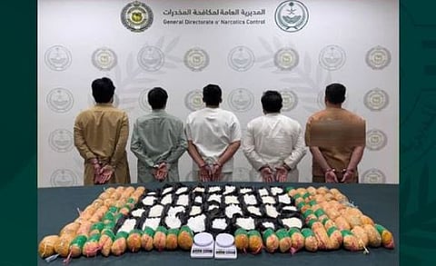 القبض على 5 مقيمين بمنطقة الرياض لترويجهم 74 كلجم من مادة (الشبو) 
