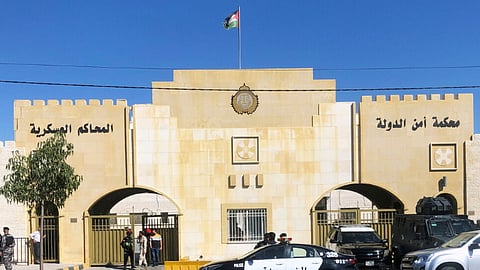 محكمة أردنية تقضي بالسجن 20 عامًا على 4 متهمين بحيازة أسلحة ومتفجرات