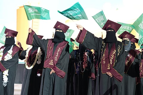 بالصور .. جامعة جازان تواصل احتفالها بتخريج الدفعة الـ 20 وتألق الفنانة الخريجة ريناد المهدي في الأوبريت الغنائي
