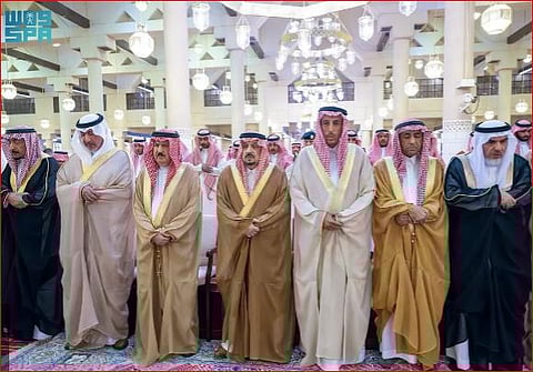 أمير الرياض ونائبه يؤديان صلاة الميت على الأمير ناصر بن فهد 