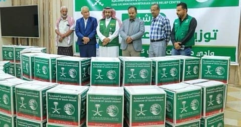 «سلمان للإغاثة» يدشن مشروع توزيع 4.012 سلة غذائية بوادي حضرموت