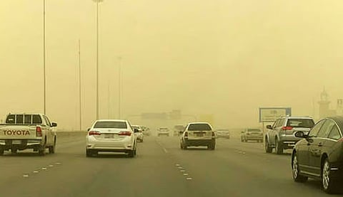 «المرور»: 6 إرشادات للقيادة أثناء موجات الغبار 