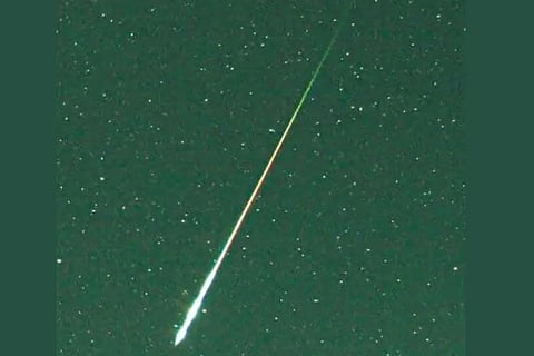 سماء المملكة تشهد ذروة زخة شهب "إيتا الدالويات" السنوية