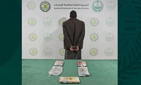 القبض على شخص بمنطقة تبوك لترويجه مادة الحشيش المخدر