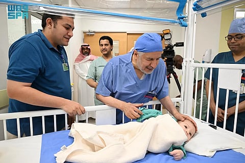 إنفاذًا لتوجيهات القيادة.. بدء عملية فصل التوأم الطفيلي المصري محمد عبدالرحمن جمعة