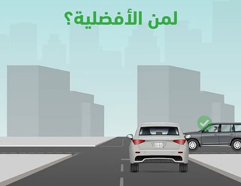 «المرور»: الأفضلية للمركبة القادمة من اليمين حال تقاطع طرق متساوية