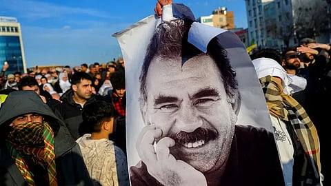 مؤيدون لحزب العمال الكردستاني في تركيا يحملون صورة عبدالله أوجلان (أرشيفية)