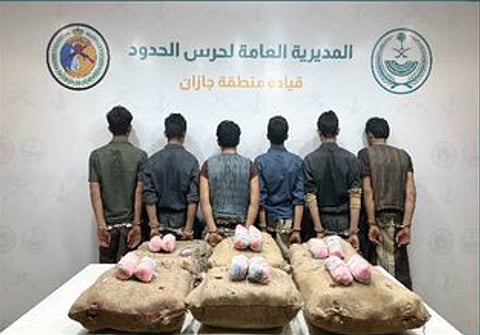 حرس الحدود بجازان يقبض على 6 مخالفين لتهريبهم 120 كيلوجرامًا من القات