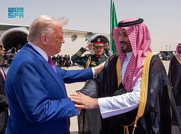 «ترامب» في ضيافة المملكة.. ولي العهد يستقبله.. 21 طلقة ترحيب..  والقهوة السعودية «حاضرة»