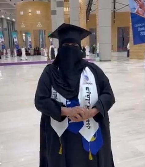 أم تتفوق على ابنتها وتحقق مرتبة الشرف الأولى بعد انقطاع 17 عاما عن الدراسة