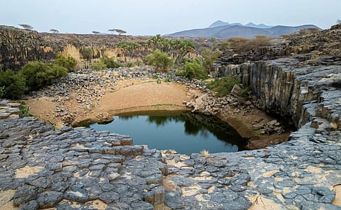 "الأعمدة البازلتية" في عسير.. منحوتات طبيعية تروي قصة الأرض