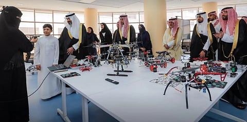  وزير الاتصالات يزور جامعة الملك خالد ويشيد بجهود المبتكرين لدعم اقتصاد عسير الرقمي