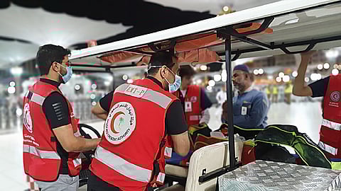 الهلال الأحمر بالمدينة ينقذ حاجًّا إندونيسيًّا بعد توقف قلبه بالمسجد النبوي