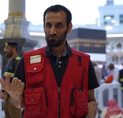 أب وابنه يتناوبان لخدمة الحجاج في الحرم المكي