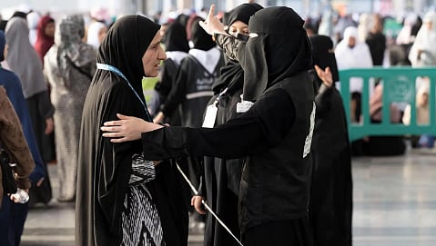 دور محوري للمرأة السعودية في خدمة ضيوف الرحمن.. من الأمن إلى الرعاية والإرشاد