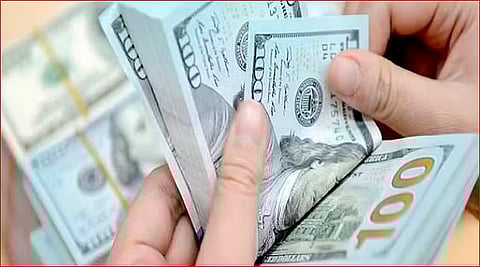  الدولار يتراجع أمام العملات الرئيسية وترقب لمحادثات تجارية بين واشنطن وبكين