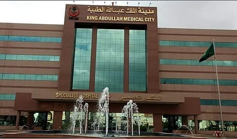 تعرضت لنزيف دماغي حاد.. تدخل عاجل ينقذ حياة حاجة عراقية بمدينة الملك سلمان الطبية