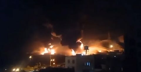 بالفيديو.. إسرائيل تقصف مستودعات للنفط في طهران وتهدد بـ"حرق العاصمة"