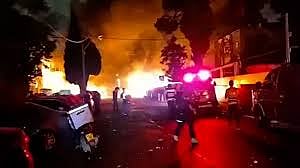 فيديو يوثق اندلاع حرائق كبيرة في حيفا نتيجة سقوط صواريخ إيرانية 

