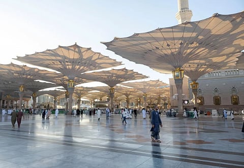  مظلات المسجد النبوي تُسهم في تهيئة بيئة آمنة ومريحة للمصلين