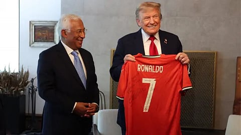 رونالدو يهدي ترامب قميصًا 