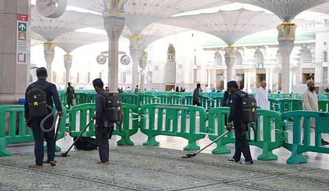 أكثر من 3 آلاف عامل يعملون على نظافة المسجد النبوي لخدمة المصلين