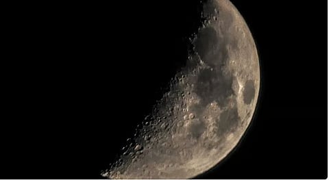 "فلكية جدة": بدء مرحلة التربيع الأخير لقمر ذي الحجة الليلة 