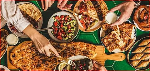 استشاري: 4 مخاطر صحية تسببها السرعة في تناول الطعام 