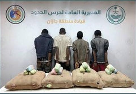 حرس الحدود بجازان يقبض على 4 مخالفين لتهريبهم 80 كيلوجرامًا من القات