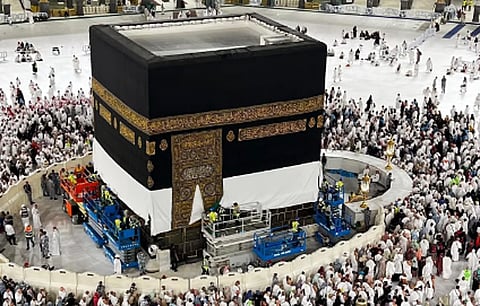 بوزن 1415 كيلوجرامًا.. الكعبة تتزين بكسوتها الجديدة  