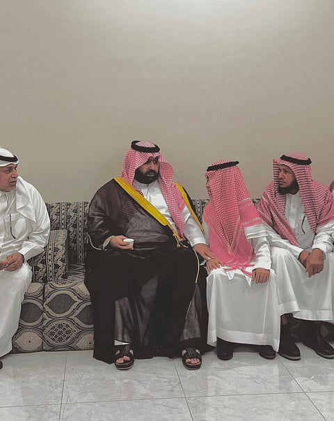 أمير جازان يقدم واجب العزاء لذوي الإعلامي موسى محرق 