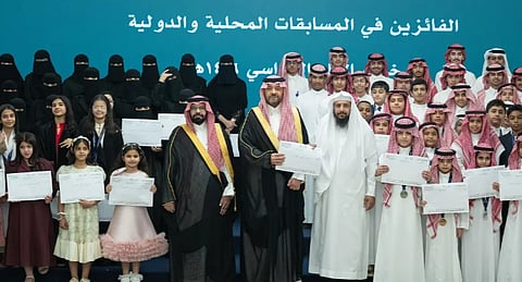  أمير الحدود الشمالية يكرّم الطلاب والطالبات الفائزين في المسابقات المحلية والدولية