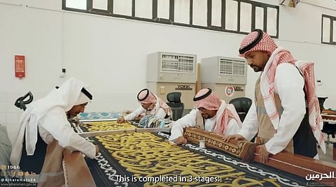7 مراحل لصناعة كسوة الكعبة المشرفة بأيادٍ سعودية محترفة