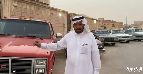 بالفيديو.. مواطن يحتفظ بسيارات كلاسيكية يتجاوز عمرها العقدين في حفر الباطن