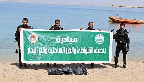 حرس الحدود ينفذ مبادرة تطوعية لتنظيف شاطئ العيقة وقاع البحر في منطقة المدينة المنورة