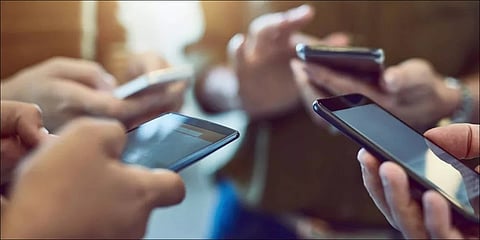  «الصحة العالمية»: الإفراط في استخدام الجوال ووسائل التواصل يُفاقم الوحدة ويهدد الصحة العامة