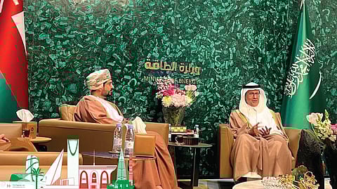 الأمير عبدالعزيز بن سلمان يبحث مع وزير التجارة العماني تعزيز التكامل الصناعي والطاقة المتجددة
