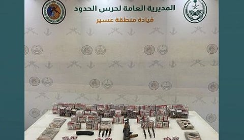 إحباط تهريب 15,000 قرص مخدر و5 كيلوجرامات من الحشيش بعسير
