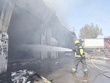 «الدفاع المدني» بالرياض يخمد حريقًا في ورشة نجارة 