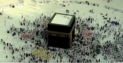 هدوء وسكينة.. انتظام حركة الطائفين حول الكعبة وسلاسة تنقلهم في صحن المطاف