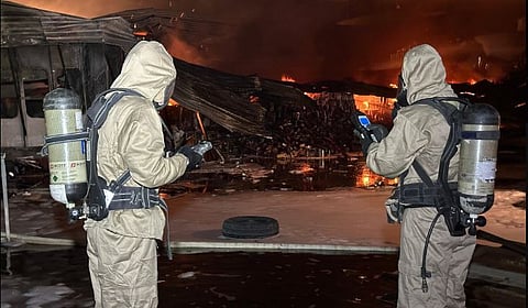 الدفاع المدني بتبوك يخمد حريقًا في ورشة سيارات ولا إصابات