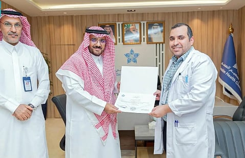 تجمّع القصيم الصحي يُكرّم المتميّزين في مبادرة "إنسانيون الصحة"